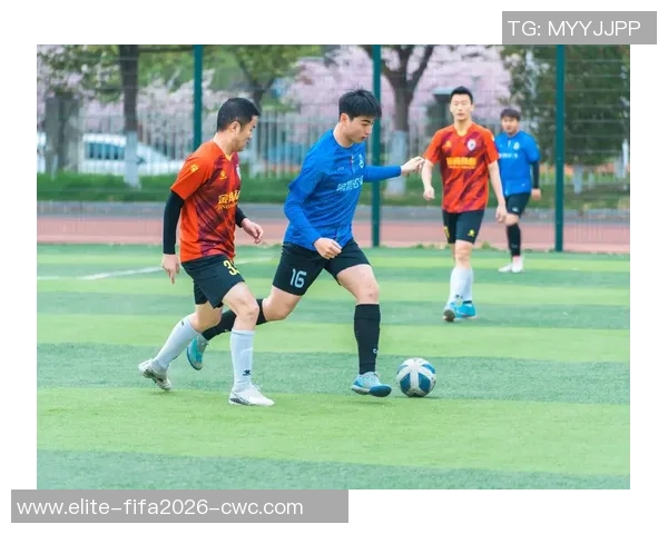 热爱足球的瞬间定格在图片中展现激情与梦想的完美结合